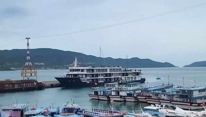 Ben Tau Du Lich Cau Da Video - Khánh Hòa