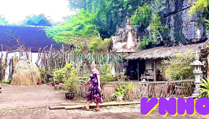 Co Vien Lau Diem Tham Quan Nha Co Cua Chu So Huu - Ninh Bình