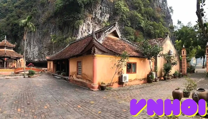 Co Vien Lau Diem Tham Quan Nha Co Cua Khach Tro - Ninh Bình