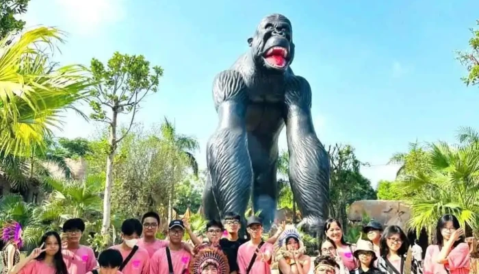 Cong Vien Khung Long Cua Chu So Huu - Ninh Bình