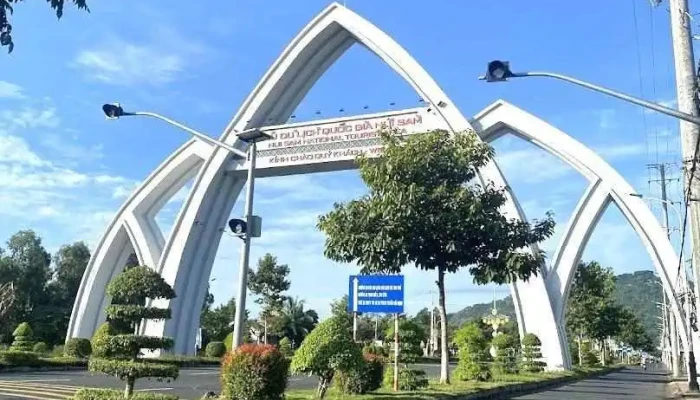 Cổng chào Khu du lịch quốc gia Núi Sam - An Giang