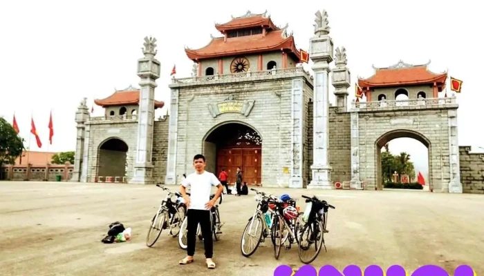 Cổng vào Quảng trường Đền Hùng - Hy Cương