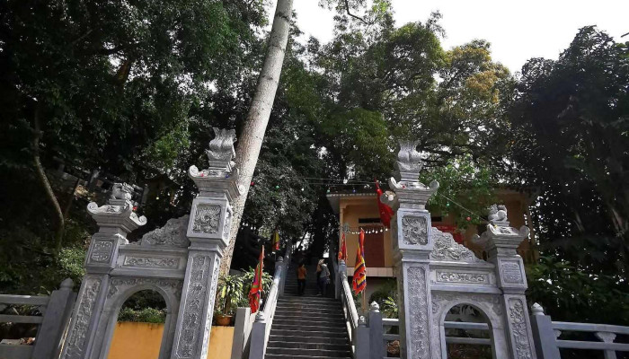 Den Co Be Mo Than Canh Quan - Tuyên Quang