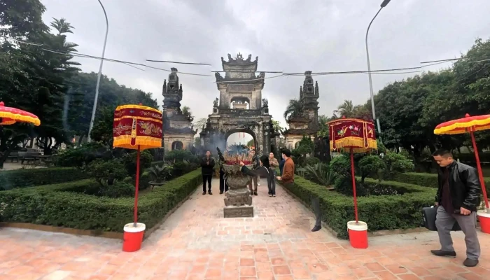 Den Tho Thai Su Cuong Quoc Cong Nguyen Xi Che Do Xem Pho Va 360deg - Nghệ An