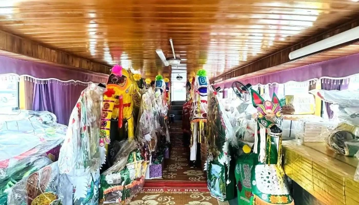 Nha Tau Doan De Khong Gian Ben Trong - Hòa Bình