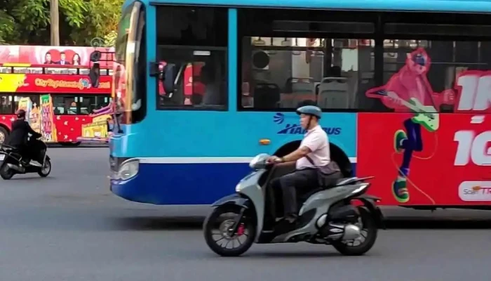Quang Truong Cach Mang Thang Tam Video - Hà Nội