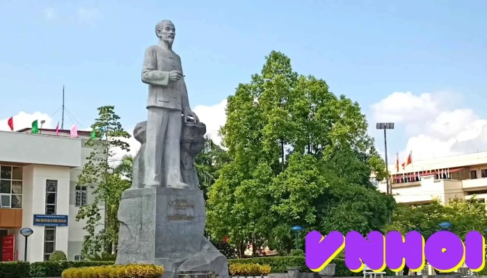 Quang Truong Tuong Dai Chu Tich Ho Chi Minh Video - Cao Bằng