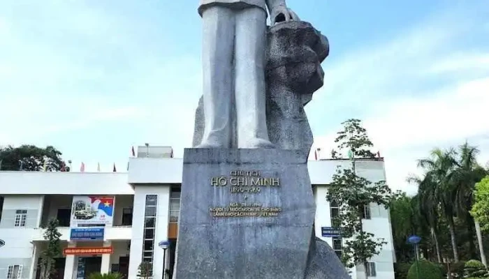 Quảng trường Tượng đài Chủ tịch Hồ Chí Minh - Cao Bằng