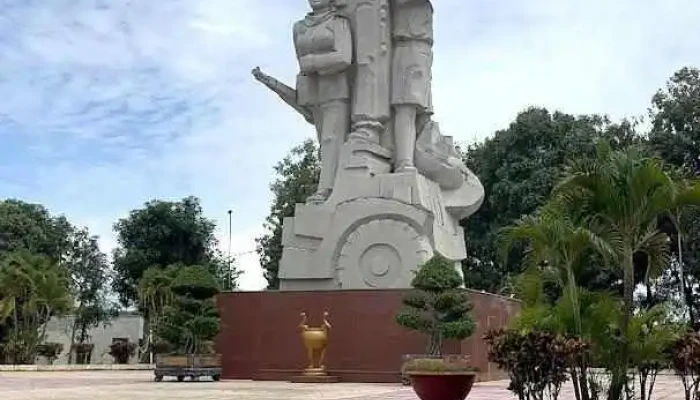 Tượng Ðài Chiến Thắng La Ngà - Đồng Nai
