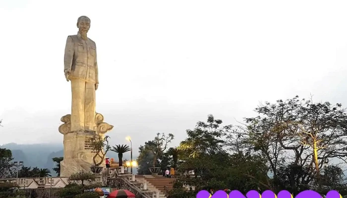 Tượng đài Bác Hồ - Hòa Bình