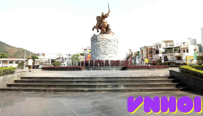 Tượng đài Quang Trung - Trần Hưng Đạo